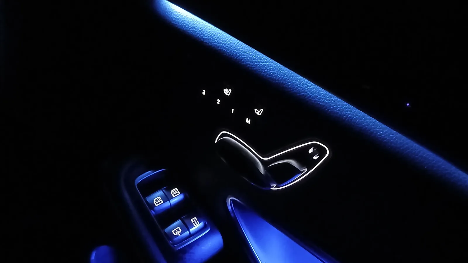 Rear door panel of the Mercedes-Benz S-Class with ice-blue ambient lighting