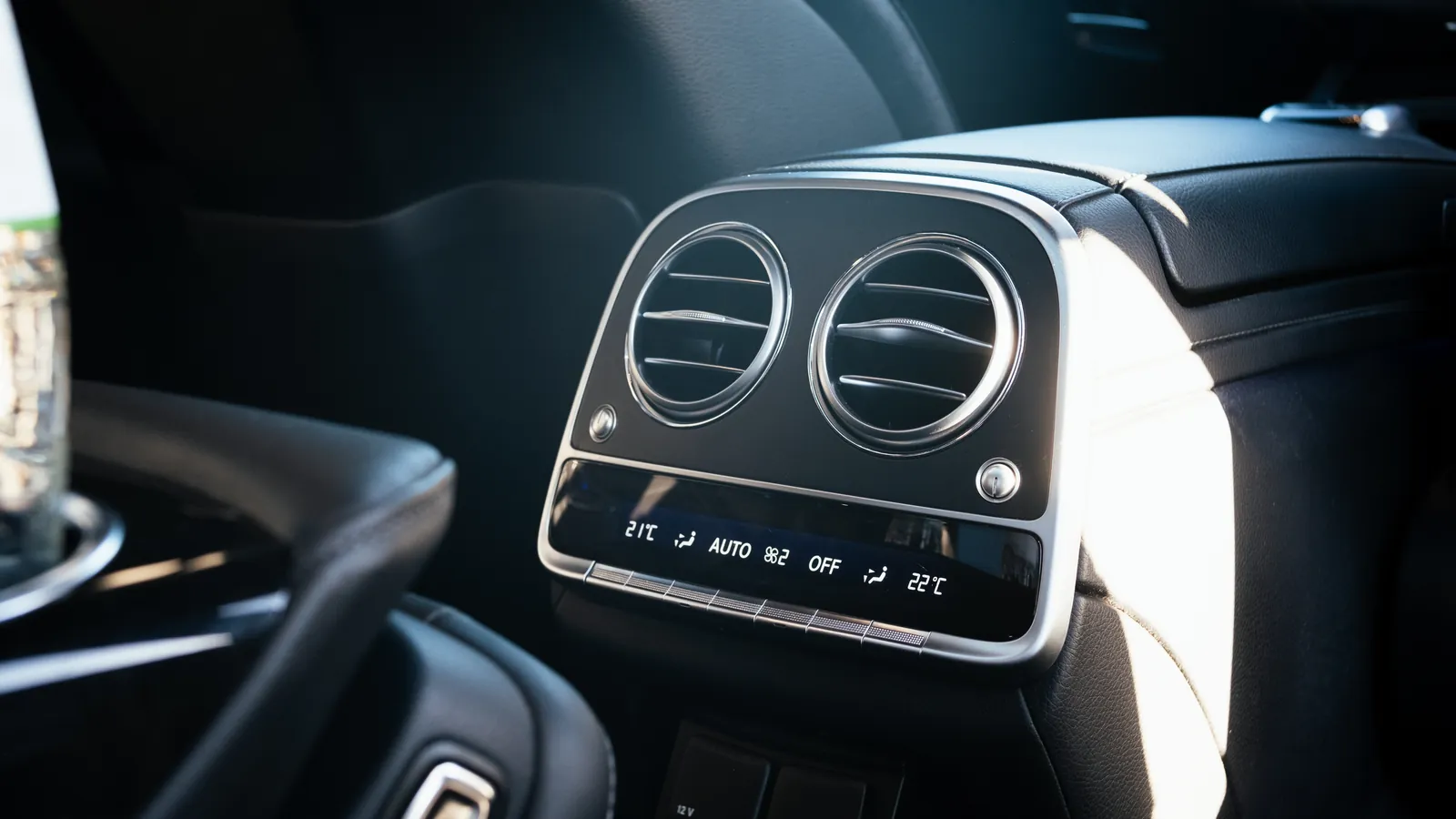 Rear air vents and climate controls for passengers in the Mercedes-Benz S-Class