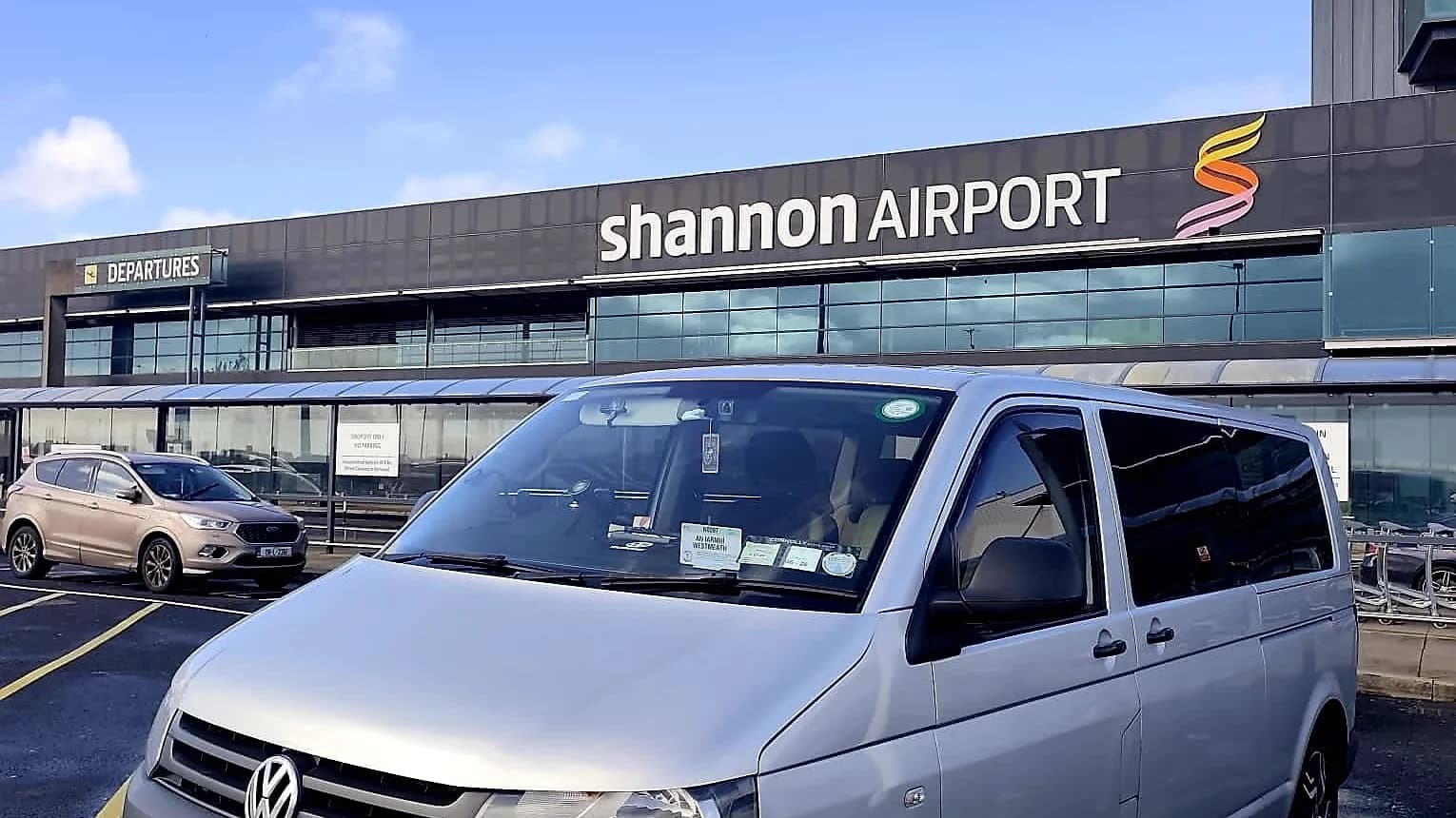 Private transfer vehicle waiting at Shannon Airport for a transfer to Limerick